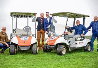 Twee nieuwe golfbuggy's gesponsord door Kuyper en Blom